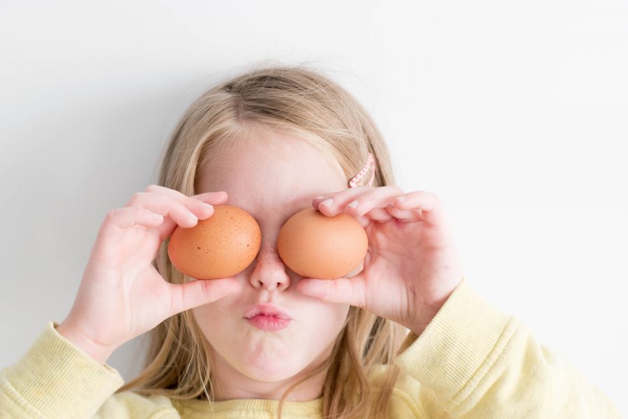 Au Pair haciendo comidas a los niños