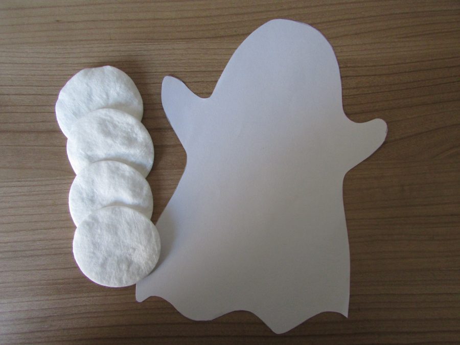 Fantasma esponjoso de Halloween con algodón