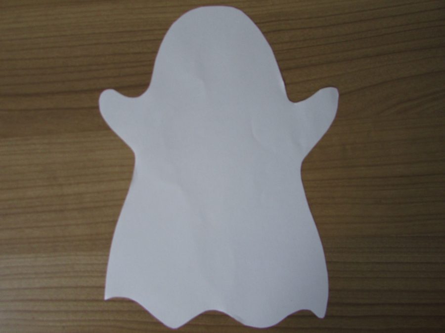 Fantasma de Halloween en cartulina blanca