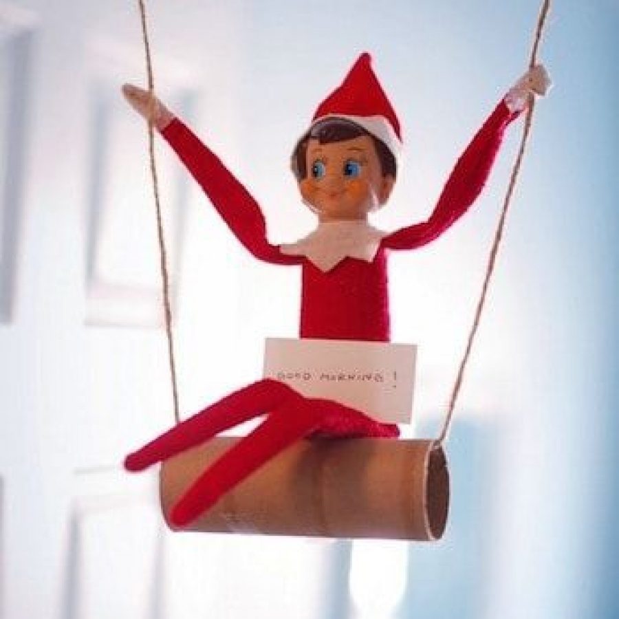 Elf on the Shelf colgado de la puerta.