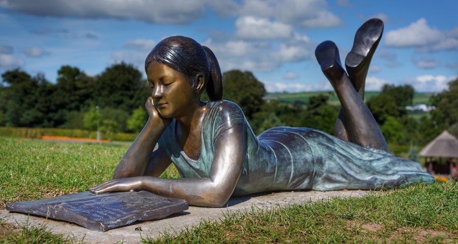 Estatua de bronce en un parque, Cork.