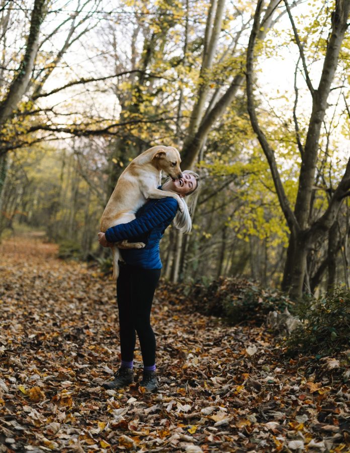 Au Pair sacando al perro a pasear